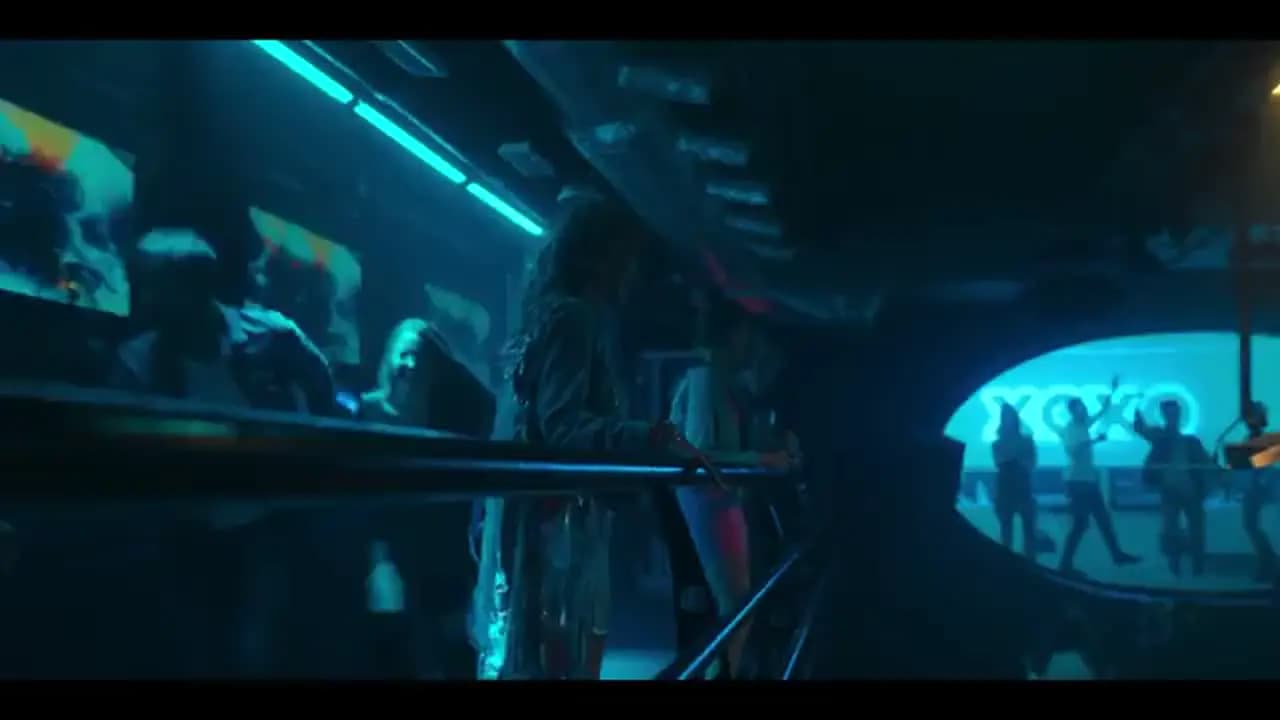 Девушка и космонавт
